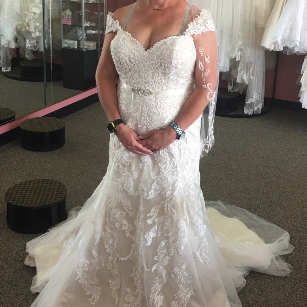 Ivory lace wedding dress